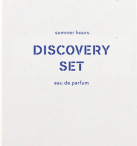 Text 'summer hours DISCOVERY SET eau de parfum' on a light gray background